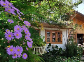 Hiên Nhà Có Hoa Homestay